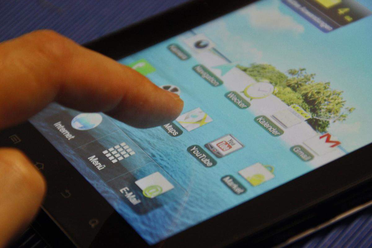 Schade ist lediglich, dass Samsung versucht hat, ein kleines iPad auf die Beine zu stellen und nicht die eigenen Ansätze komplett durchgezogen hat. Software-Tastatur, Anwendungen und sogar das Design des proprietären Anschlusses ähneln einfach zu stark dem Apple-Vorbild. Dennoch ergeben sich aufgrund der Kompaktheit und dem Android-Grundgerüst neue Anwendungsgebiete, die das iPad nicht bietet. Mit fast 700 Euro ohne Vertragsstützung durch einen Mobilfunker lässt sich Samsung das aber viel kosten.