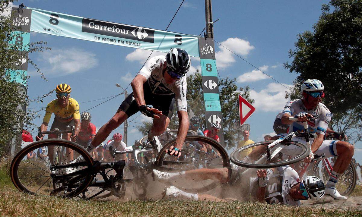 15. Juli 2018. Die Radsport-Welt hielt kurz den Atem an, als Mitfavorit Chris Froome aus Großbritannien bei der Tour de France-Etappe von Arras Citadelle nach Roubaix zu Sturz kam.