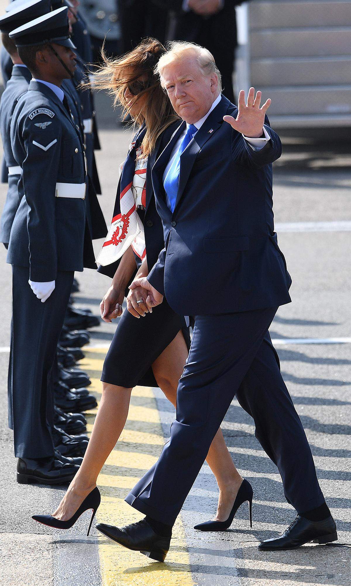 An der Hand ihres Mannes und in Louboutin-Heels geht es mit Sichtschutz in Form von Haar und schwarzer Sonnenbrille über das Rollfeld. Zu Mittag wird mit der Queen gespeist. Geplant sind auch ein Besuch der Westminster Abbey und ein Treffen mit Prinz Charles. Für den Abend ist ein Staatsbankett im Buckingham-Palast angesetzt, das Herzogin Meghan und Prinz Harry jedoch schwänzen werden. Verzichten muss der Präsident aus Furcht vor Protesten vermutlich auch auf eine traditionelle Kutschfahrt über die Prachtstraße "The Mall" - und wir hoffentlich auf modische Verfehlungen der First Lady.