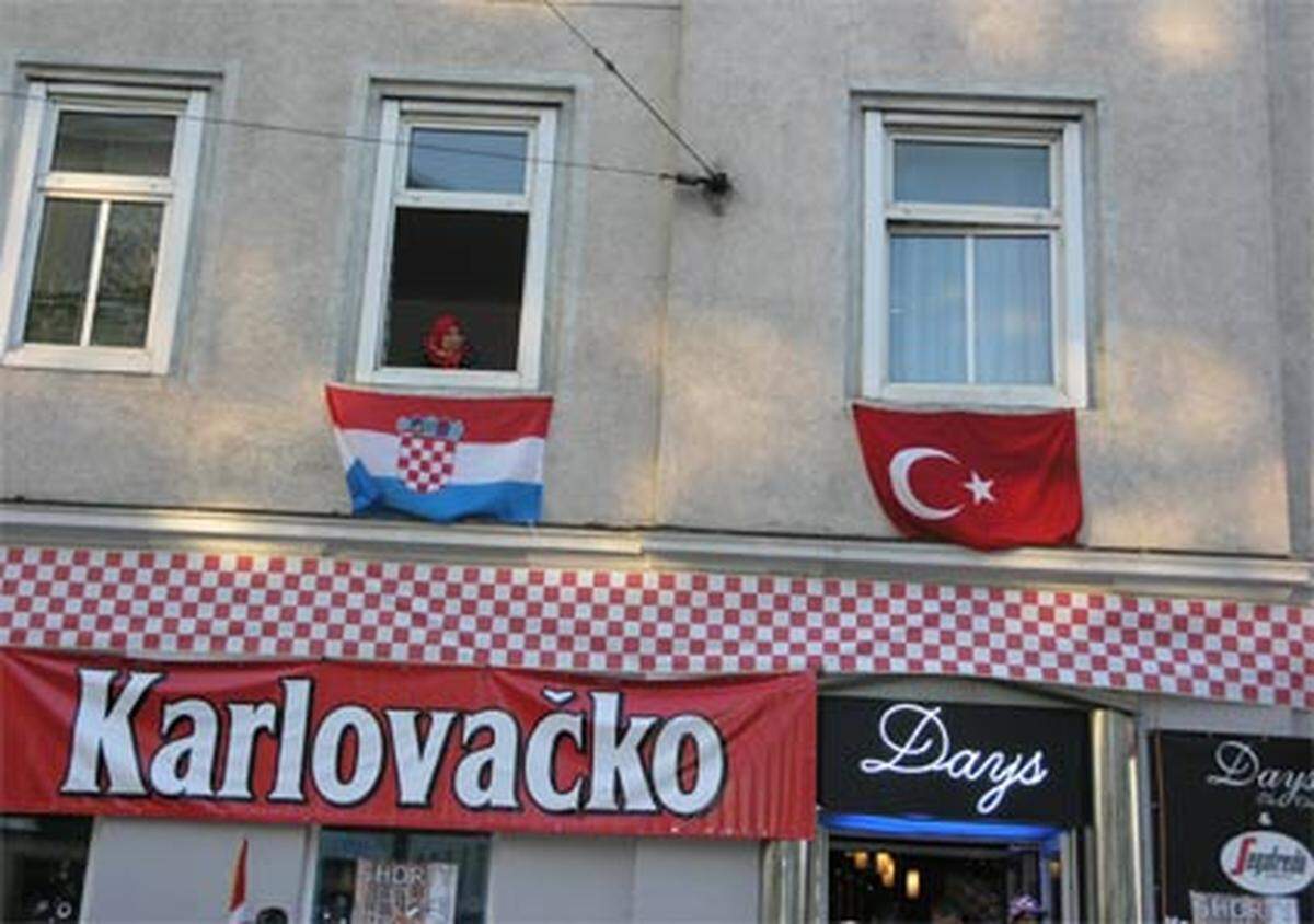 Viertelfinale der Fußball-EM: Türkei gegen Kroatien. Wien Ottakring ist gespalten. Weil: Die türkische und die kroatische Community sind nur durch wenige Gassen getrennt.TEXT UND BILDER VON GÜNTER FELBERMAYER