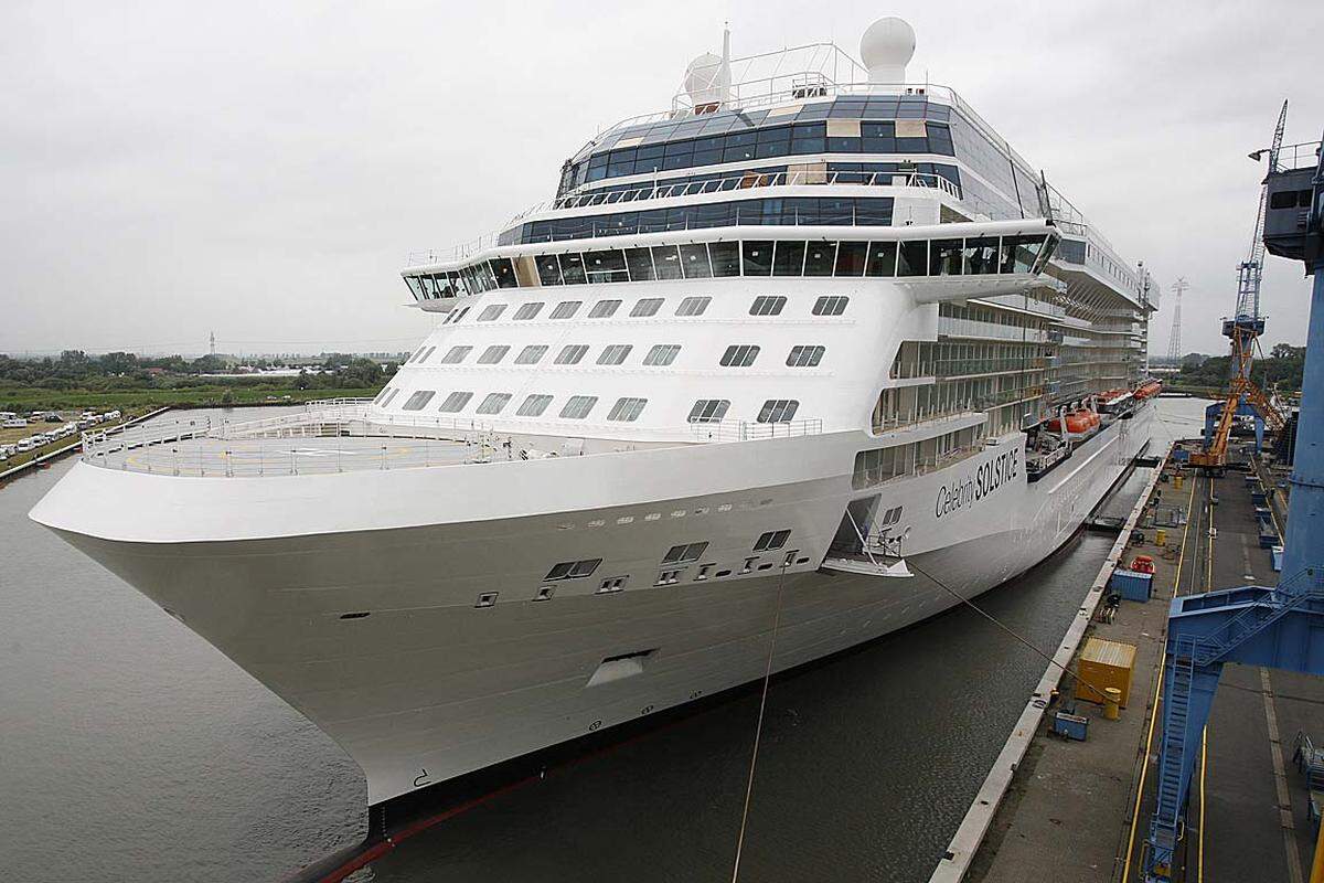 Platz 9 - "Solstice"-Klasse. Vier Schiffe der "Solstice"-Klasse fahren für die Celebrity Cruises, darunter das Typschiff "Celebrity Solstice" (Bild). Sie sind jeweils 317,2 Meter lang, haben eine BRZ von 121.878 und Platz für 2852 Passagiere.