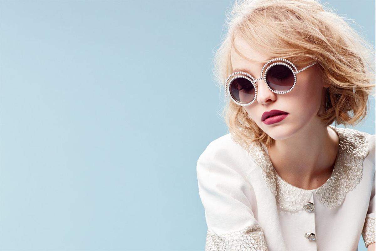 Lily-Rose Depp, die Tochter von Johnny Depp und Vanessa Paradis, feierte ihr Modeldebüt stilecht mit Chanel.