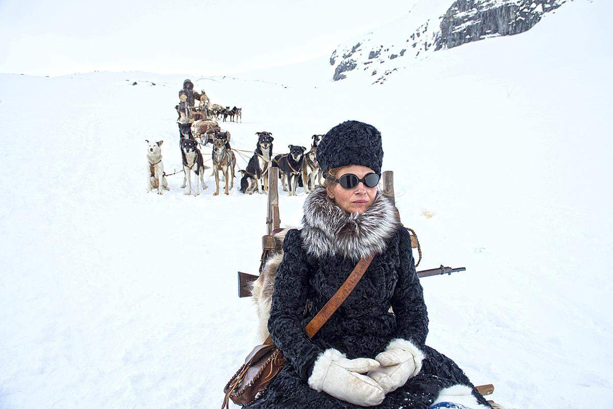 "Nadie quiere la noche - Nobody wants the Night"Grönland 1908. Josephine (Juliette Binoche), die eigensinnige, wagemutige Frau des Polarforschers Robert Peary, bricht auf eine gefährliche Reise auf. Sie will ihren Mann auf dessen Nordpol-Expedition treffen und schlägt alle Warnungen vor dem hereinbrechenden Winter in den Wind. Einmal bei dessen Basislager angekommen, weigert sie sich umzukehren. Einzig die junge Inuitfrau Allaka bleibt, um mit ihr zu überwintern. Die Nähe in Enge und Kälte schweißt die beiden Frauen zusammen und lässt sie erkennen, das sie einiges gemeinsam haben. Regisseurin Isabel Coixet ist mit ihrem Film "Nadie quiere la noche" bereits das siebente Mal auf der Berlinale vertreten.