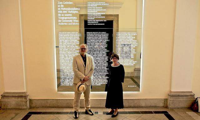 Herbert Posch und Martina Fuchs vor dem neuen Denkmal im Historiker*innengang.
