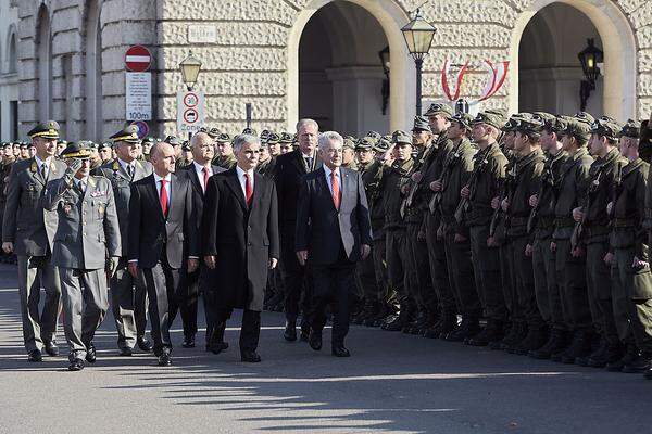 Bevor es soweit ist, marschiert gegen halb elf Uhr die Garde auf, postiert sich nahe dem inneren Burgtor. Es folgen Bundespräsident Heinz Fischer, an seiner Seite Bundeskanzler Werner Faymann und Verteidigungsminister Gerald Klug (beide SPÖ), Generalstabschef Othmar Commenda. Die österreichische Fahne wird gehisst, die Bundeshymne gespielt.