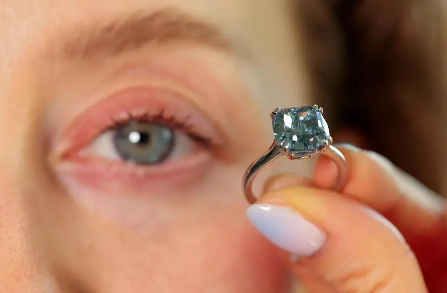 <strong>7. Mai. </strong>Eine Mitarbeiterin von Sotheby’s präsentiert in Genf einen seltenen, intern makellosen Diamanten in der Farbe „Fancy Vivid Blue“ mit einem Gewicht von 6,03 Karat, dessen Schätzwert bei 7,2 bis 9,6 Millionen Schweizer Franken liegt und der aus der legendären Cullinan-Mine in Südafrika stammt.   