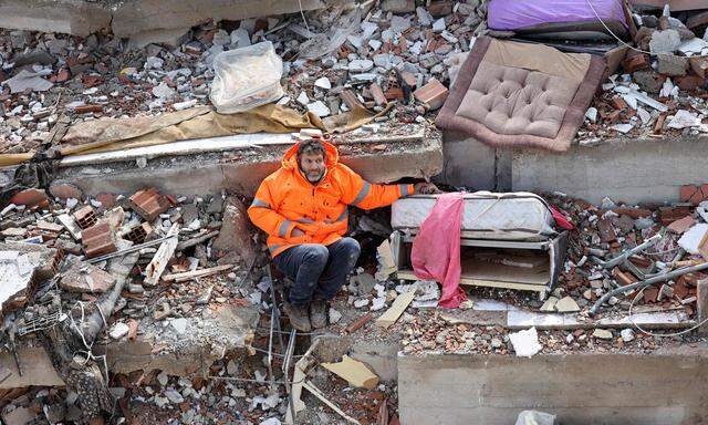 Mesut Hancer hält die Hand seiner Tochter, die in den Trümmern verschüttet ist. Bild aus Kahramanmaras.