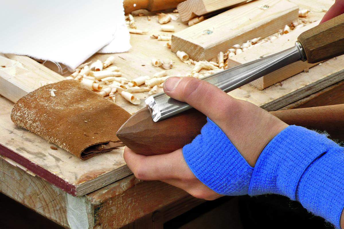Die Designer arbeiten mit ausgebildeten Holzschnitzern zusammen.