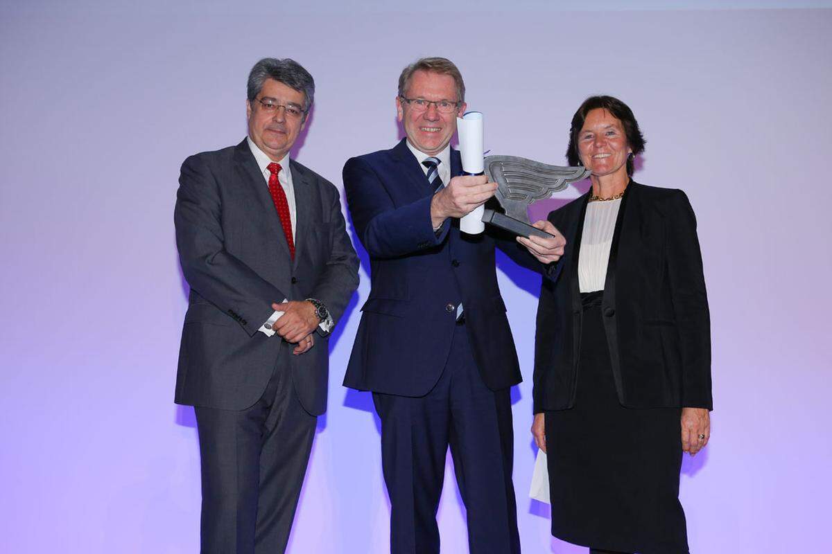 Publikumssieger Wien: Die Bosch AG: Vorstand Klaus Peter Fouquet (Mitte) wird von IV Wien-Präsidenten Wolfgang Hesoun und PwC-Partnerin Christine Catasta ausgezeichnet.