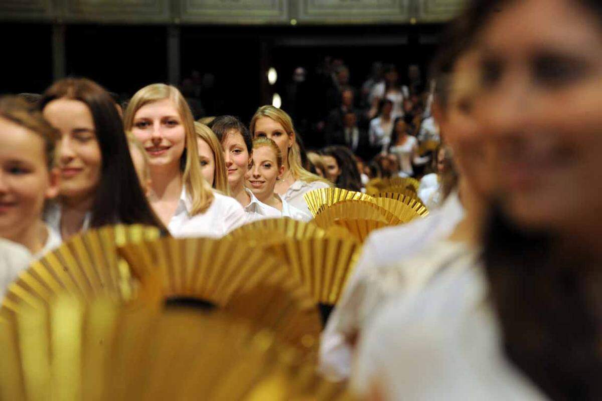 Die Debütanten haben sich den Titel ihrer Eröffnung "So ängstlich sind wir nicht" letztlich doch noch zu Herzen genommen und die rasante Choreografie der Kärntner Tanzlehrerin Iris Huber erstmals nahezu fehlerfrei umgesetzt. "Jetzt sollte es klappen", war sich auch der Zeremonienmeister der Eröffnung, Roman Svabek, sicher.