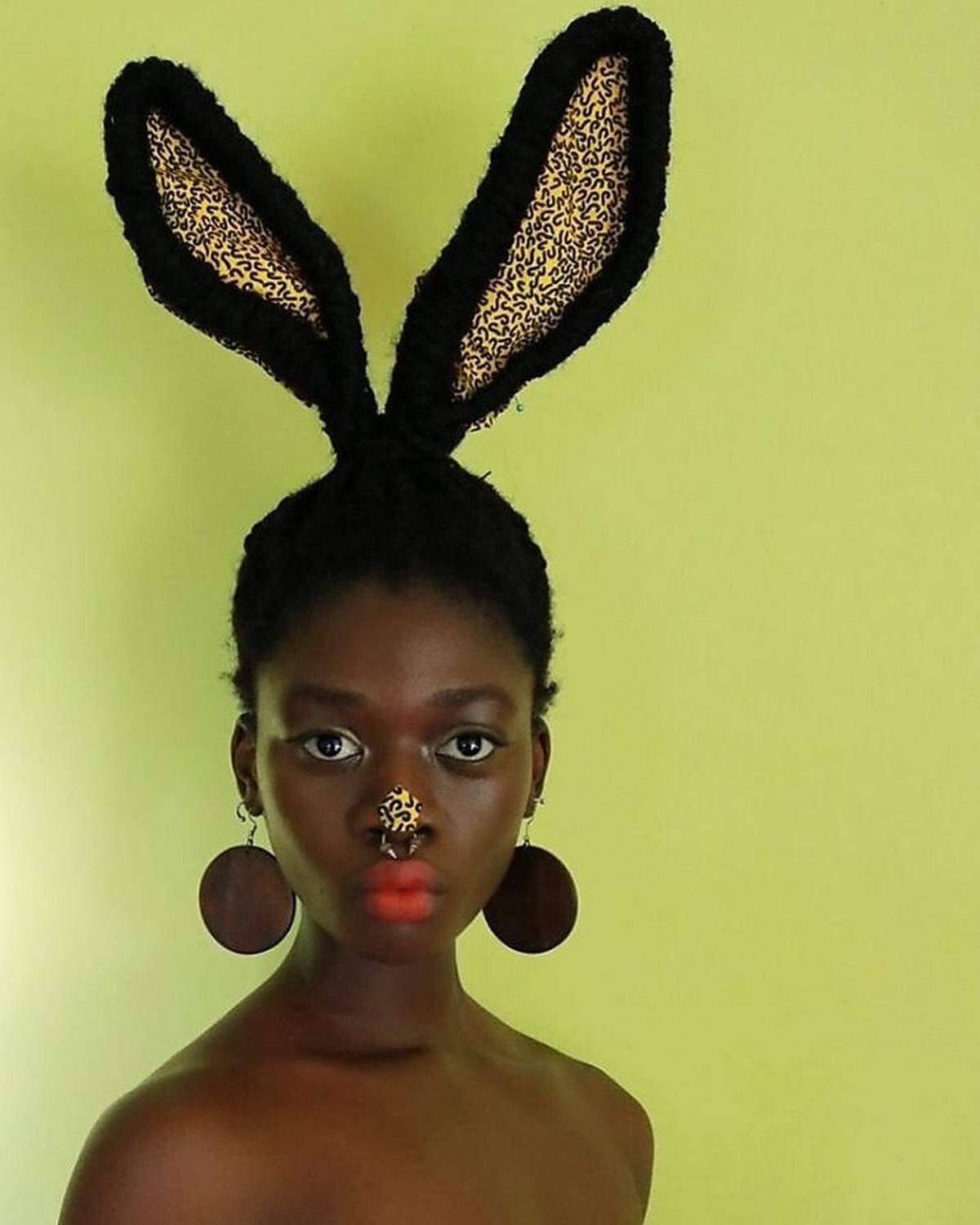 Die 21-Jährige erzählte dem Onlinemedium "Huffington Post", dass sie von historischen Frisuren von Frauen in bestimmten afrikanischen Stämmen inspiriert worden sei: "Es waren wirklich eindrucksvolle und kunstvolle Frisuren, die mich dazu inspirierten, Haarstyling als Ausdrucksform zu nutzen."