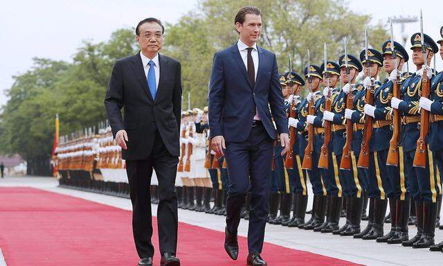 Chinas Premier Li Keqiang empfing Bundeskanzler Sebastian Kurz am Sonntag im Herzen Pekings.