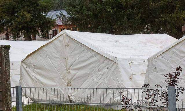 Im Erstaufnahmezentrum Thalham in St. Georgen im Attergau stehen bereits 15 Zelte.