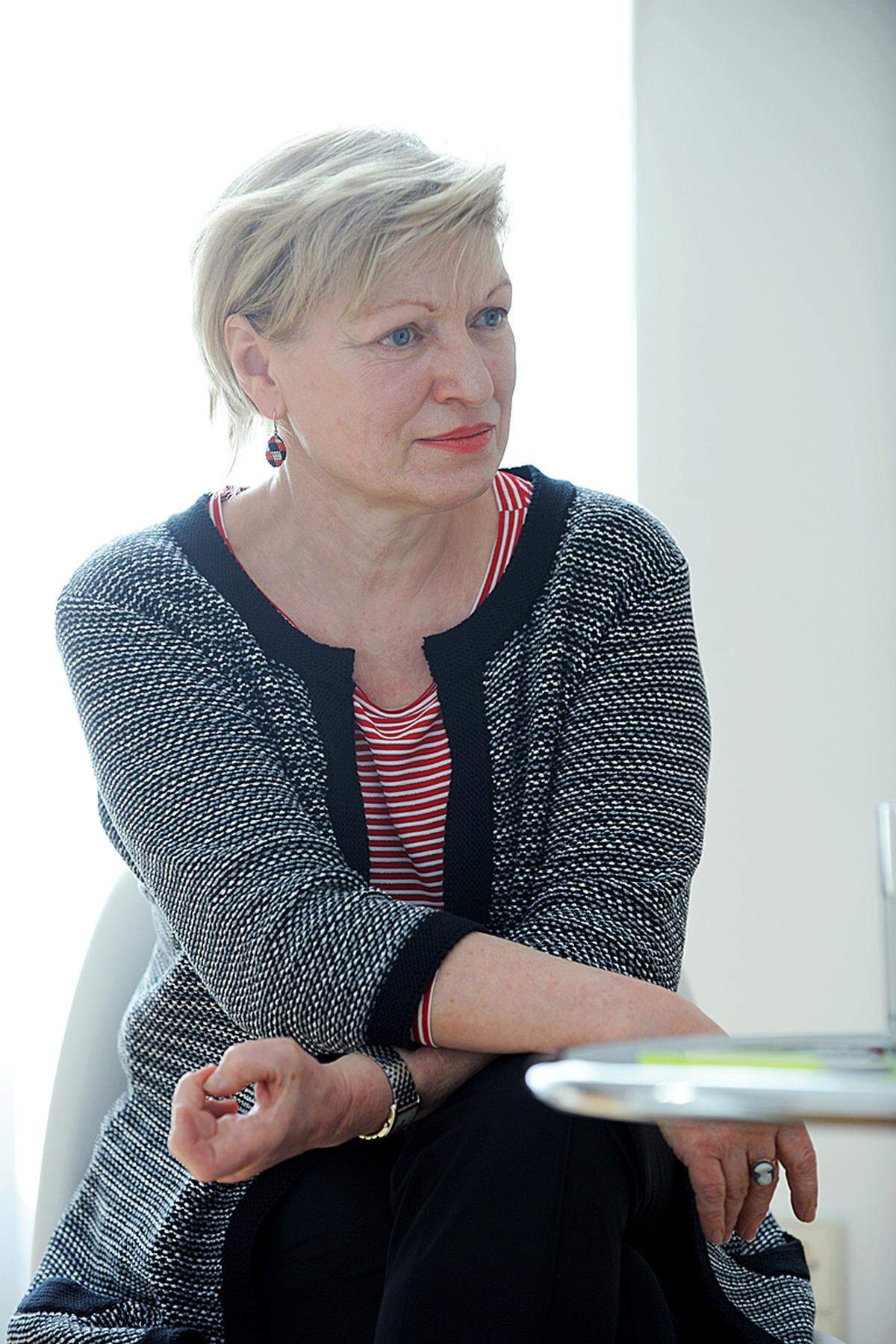 Die Wahl fiel auf Karin Bergmann, die interimistische Burgtheater-Chefin. Sie bleibt bis 2019 Direktorin. 2017 soll die Position neu ausgeschrieben werden.