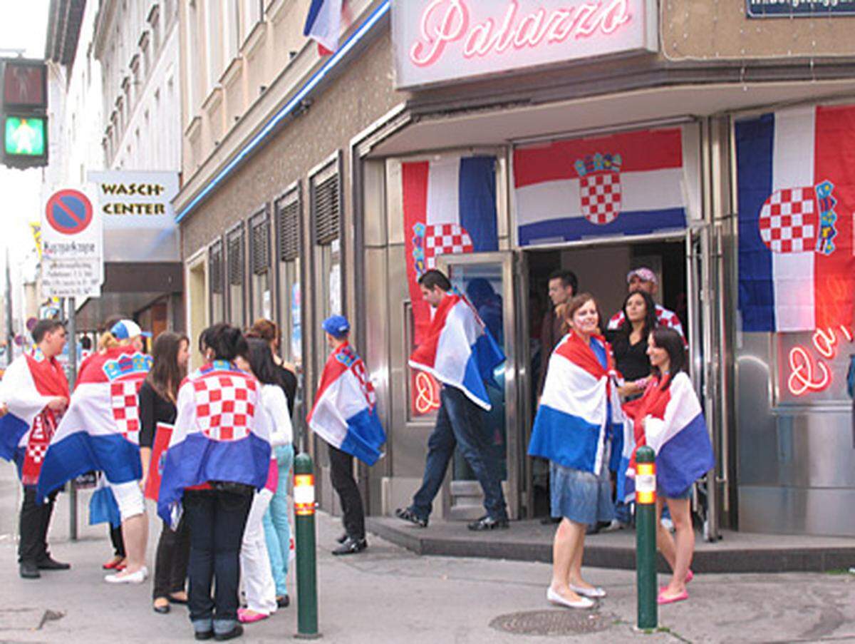 Auf der Ottakringer Straße dominieren am Sonntag Nachmittag die Farben Rot-Weiß-Blau. Live-Übertragungen des EM-Spiels Österreich gegen Kroatien finden hier in fast jedem Lokal statt, meistens sogar mit kroatischem Fernseh-Kommentar.
