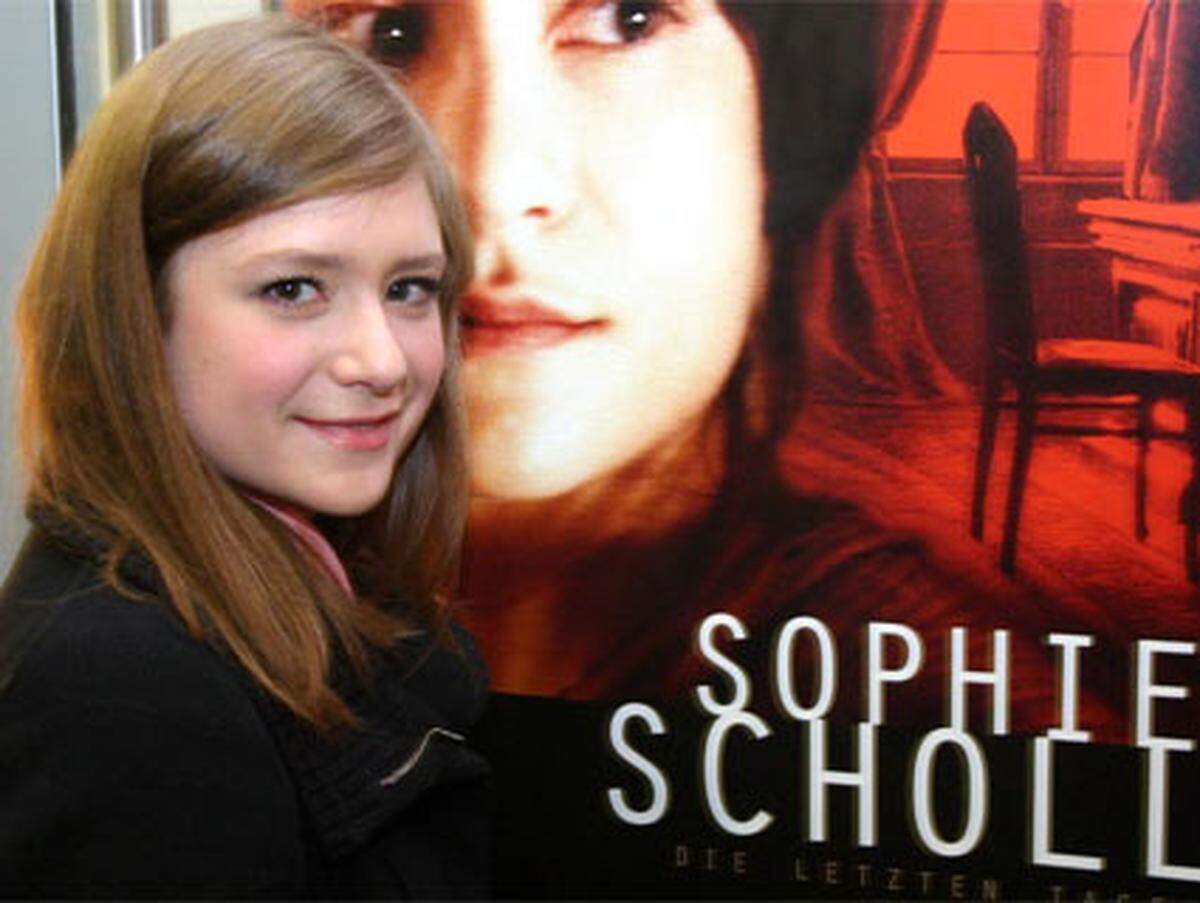 Sophie, ebenfalls seit Jahren immer in den Hitlisten, rutschte 2012 auf den zweiten Platz ab. Ursprünglich bezeichnet er die Tugend oder göttliche Weisheit. Bekannte Namensträgerin ist Sophie Scholl, die 1943 als Widerstandskämpferin gegen den Nationalsozialismus hingerichtet wurde.