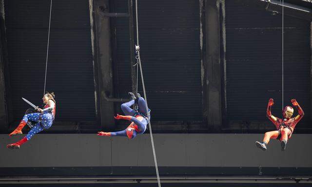 Die „Superhelden“ flogen mit dem Hubschrauber auf das Dach des Spitals, wo sie sich abseilten.