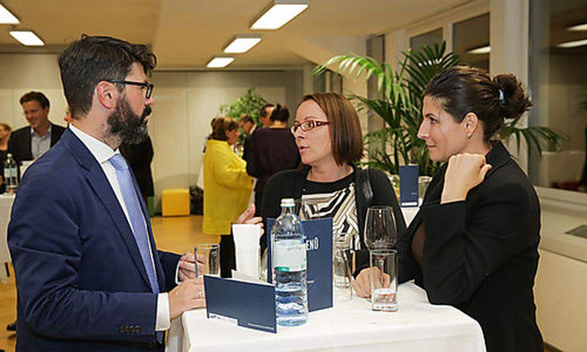 Michael Köttritsch ("Die Presse") mit Barbara Fiala (APC) und Coach und Beraterin Christiana Mitcheva (v.l.n.r.).