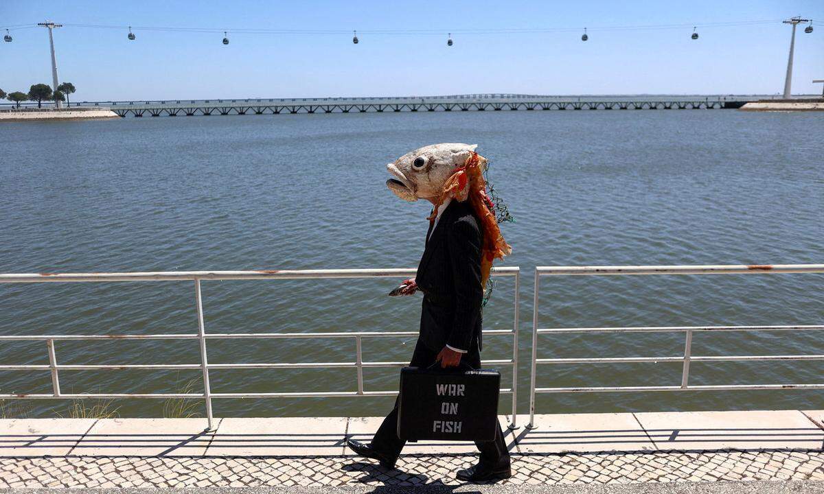 27. Juni. Ein Aktivist von "Ocean Rebellion" drückt seinen Protest gegen den "Krieg gegen den Fisch" bei der UN-Ozeankonferenz in der portugiesischen Hauptstadt Lissabon aus.