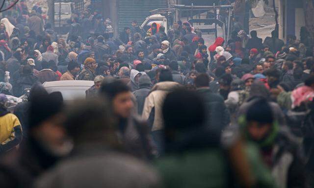 Rebellenkämpfer und Zivilisten warten auf ihren Abtransport aus Aleppo in andere Gebiete, die noch nicht unter Kontrolle der Regierung sind. 