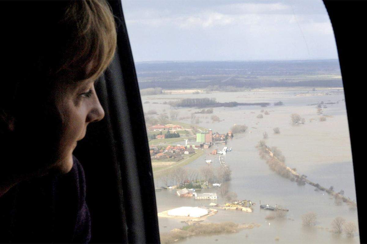 Die deutsche Kanzlerin Angela Merkel machte sich per Hubschrauber-Flug ein Bild von den überfluteten Gebieten in Niedersachsen.