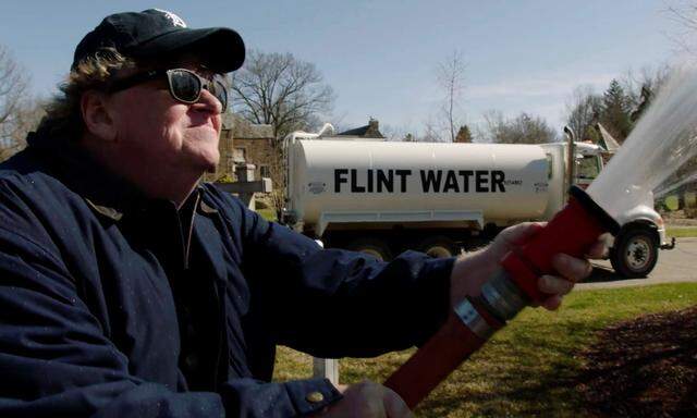 Die einzige lustige Szene: Michael Moore wässert den Rasen des Gouverneurs von Michigan mit verunreinigtem Wasser aus Flint.