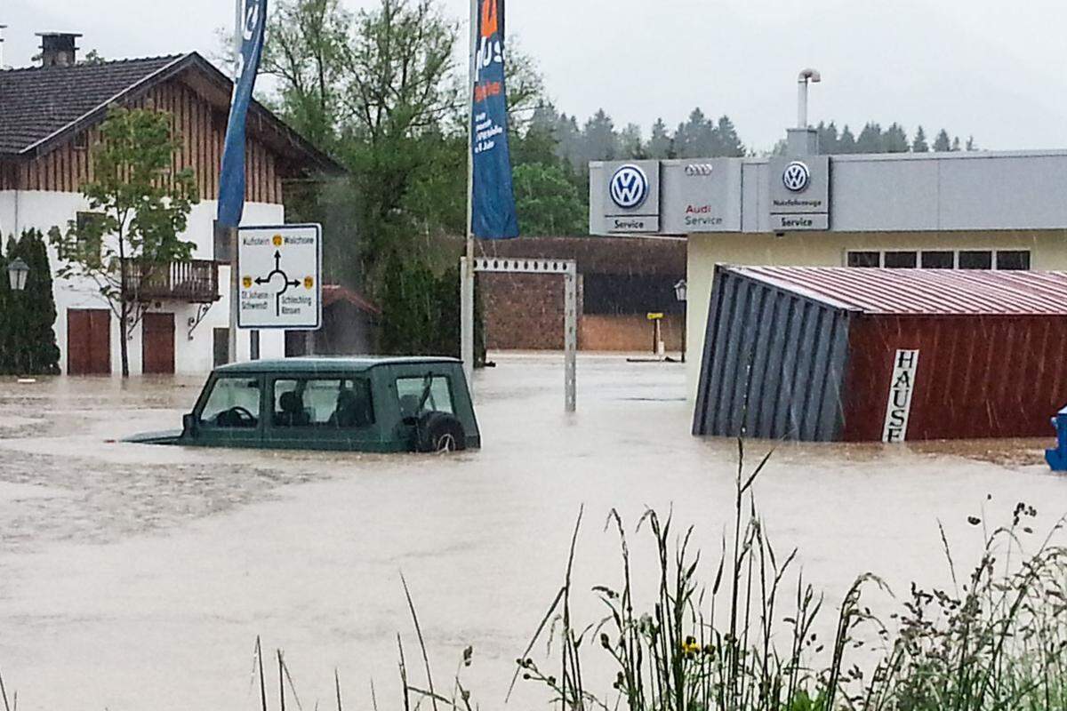 Hochwasser und Vermurungen gab es am Sonntag auch in den westlichen Bundesländern: Auch im Tiroler Kössen wurde ein Ortsteil evakuiert. Nicht alle Bewohner konnten ihr Hab und Gut rechtzeitig in Sicherheit bringen. Dieses Auto fiel den Wassermassen zum Opfer.