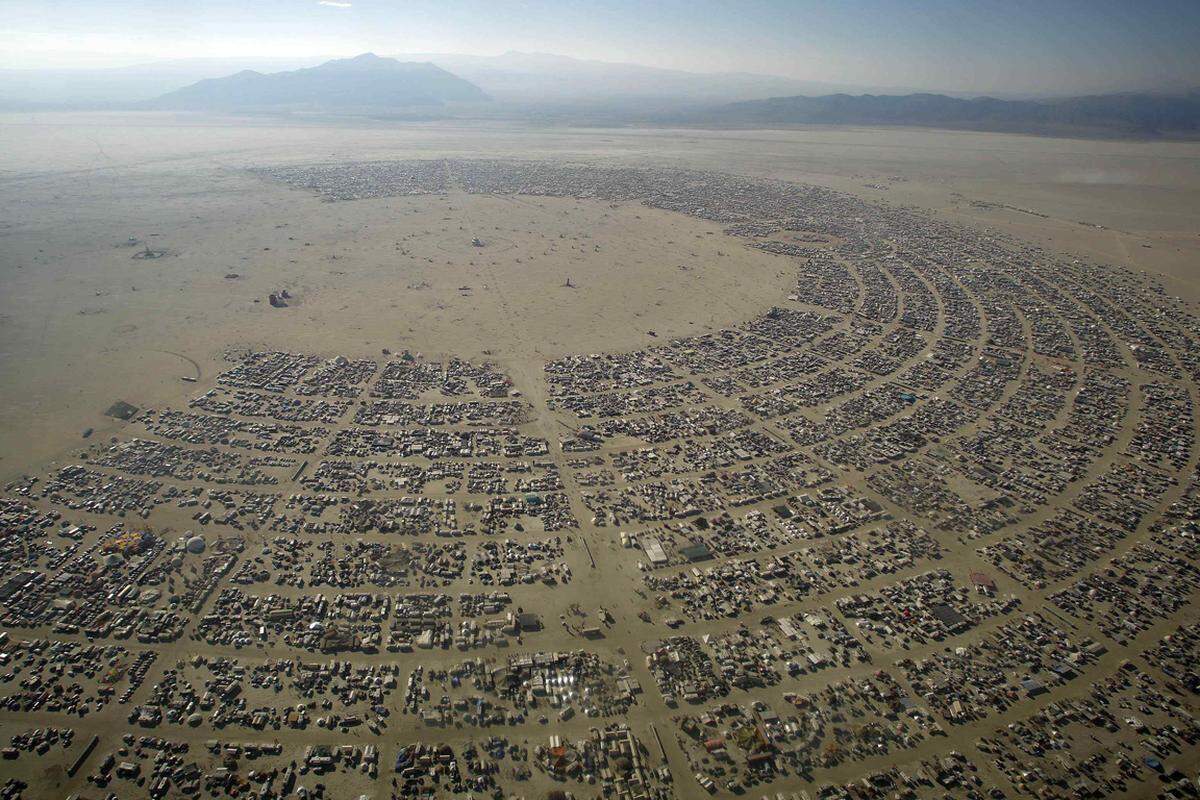 "Zu versuchen jemandem, der noch nie dort war, zu erklären, was Burning Man ist, ist ein bisschen so, wie einem Blinden zu erklären, wie eine bestimmte Farbe aussieht." Ein besseres Marketing-Konzept gibt es wohl nicht... 60.000 Menschen sind seit Montag in der Wüste Nevadas, um herauszufinden, ob die Versprechen eingehalten werden können.