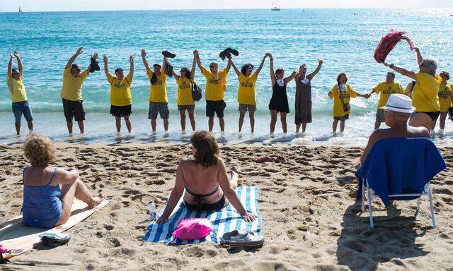 Die Bewohner von Barcelona fühlen sich gestört – und stören nun ihrerseits die Touristen beim Sonnenbad.