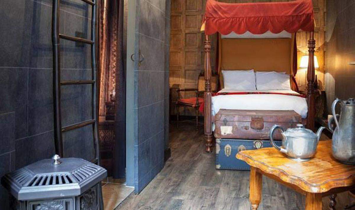 Einen Brief von Dumbledore braucht man nicht um in einem Harry Potter Zimmer zu übernachten. Und auch mit dem Hogwartsexpress muss man nicht anreisen. Den Charme der wohl berühmtesten Zauberschule der Welt versprühen die Zauberzimmer des Georgian House Hotels trotzdem.