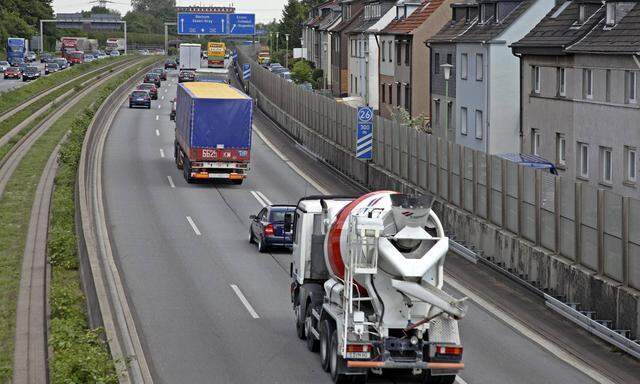 15 05 2007 Essen Nordrhein Westfalen Deutschland Berufsverkehr auf der Autobahn A40 Hinter de