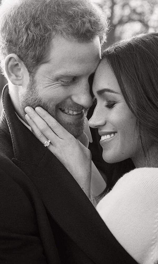 Ein paar Tage später wurden die offiziellen Verlobungsfotos vom Palast veröffentlicht. Auf dem obligatorischen „The Ring“-Bild trägt Meghan – Überraschung – einen weißen Kaschmirpullover von Victoria Beckham.
