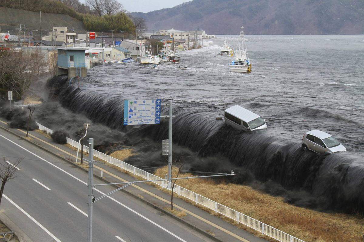 Vor zwei Jahren, am 11. März 2011, brach am frühen Nachmittag die Katastrophe über Japan herein. 130 Kilometer östlich der Stadt Sendai bebte die Erde. Es waren die schwersten Erdstöße, die Japan jemals trafen. Etwas später traf eine Flutwelle auf die Ostküste, die alles mit sich riss. Damit nicht genug: Im Atomkraftwerk Fukushima Eins fiel die Kühlung mehrerer Reaktoren aus, es kam zum GAU. Bild: In Miyako trifft die Flutwelle am 11. März des Vorjahres an Land.