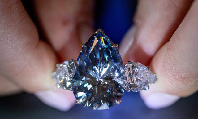 Noch nie wurde ein so großer blauer Diamant versteigert wie der 17,61 Karat schwere „Bleu Royal“. 