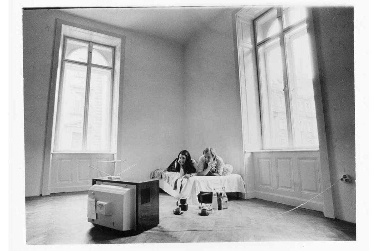 Es war der Beginn der ersten Schaffensphase des Fotografen Michael Horowitz. Zwischen 1966 und 1986 war er überall, wo er das Gefühl hatte, es tue sich Spannendes. In der zweiten Phase, 2006 bis 2016, wieder, diesmal allerdings in Farbe und noch öfter auf Reisen. Im Bild: Karin und Klaus Maria Brandauer.