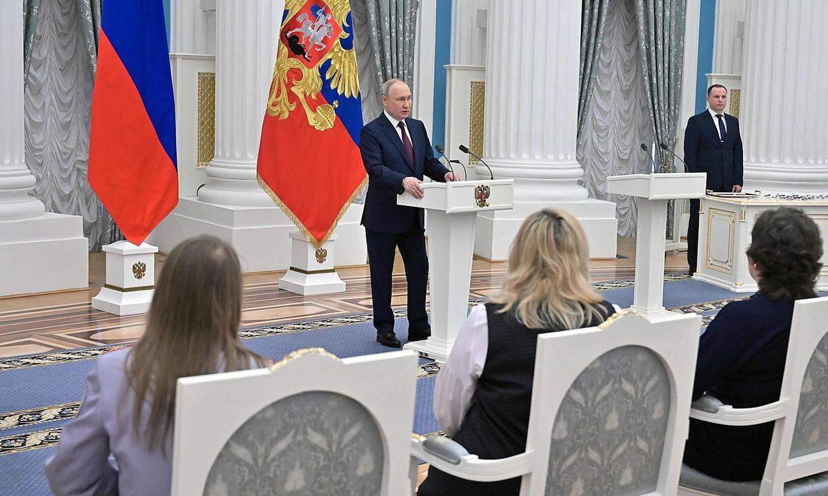 Wladimir Putin bei einer Zeremonie im Kreml anlässlich des Internationalen Frauentags.