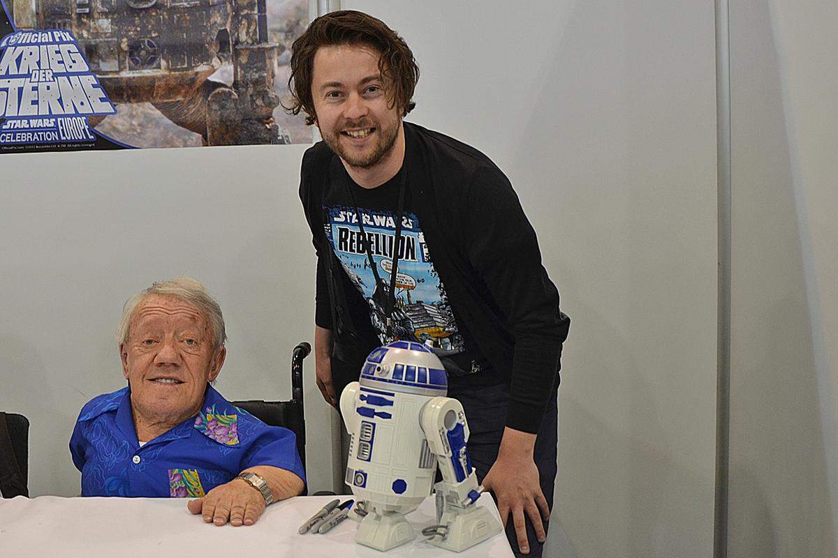 Wesentlich weniger (25 Euro) bezahlte man für ein Autogramm von Kenny Baker (im Bild mit DiePresse.com-Redakteur Maciej Palucki), der in den Filmen dem Droiden R2-D2 Leben einhauchte.Das Ersparte konnte auch anderorts ausgegeben werden, und zwar an einem der zahlreichen Stände.