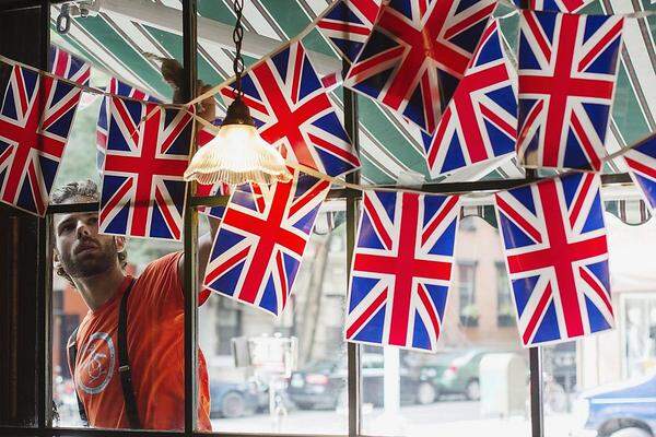 Begrüßt wird das Baby in der britischen Hauptstadt mit Kanonenschüssen: 62 donnern vom Tower of London und 41 aus dem Green Park. In ganz Großbritannien wird an Regierungsgebäuden der Union Jack gehisst.