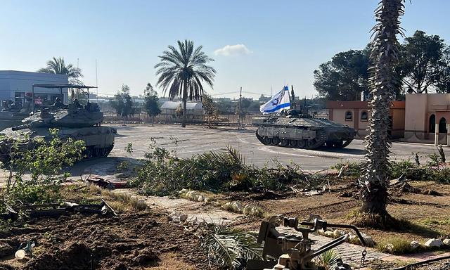 Israelische Panzer am Grenzübergang in Rafah.