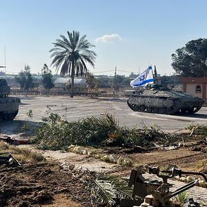 Israelische Panzer am Grenzübergang in Rafah.