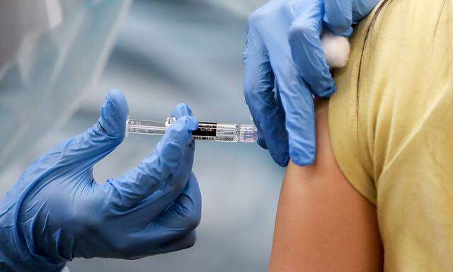 US-SOUTHERN-CALIFORNIA-RESIDENTS-LINE-UP-FOR-FLU-SHOTS-AT-LOCAL-
