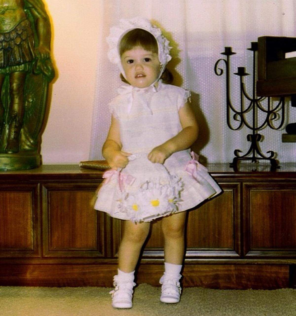 Gwen Stefani  ging als Kind im weißen Kleid auf Ostereisuche.