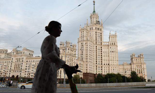 Frau auf einem E-Scooter in Moskau. Wo bewegt sich das Land hin?