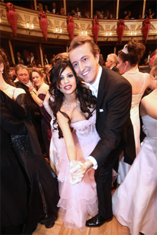 Mario-Max Prinz zu Schaumburg-Lippe (siehe Bild rechts) konnte vor allem die Eröffnung nicht erwarten. Dieses Jahr wird es der schönste Opernball, weil meine Cousine unter den Debütanten ist", so der regelmäßige Opernballgeher. "Was tolleres als die Familie tanzen zu sehen gibt es nicht. Ich habe schon eine schlaflose Nacht hinter mir".