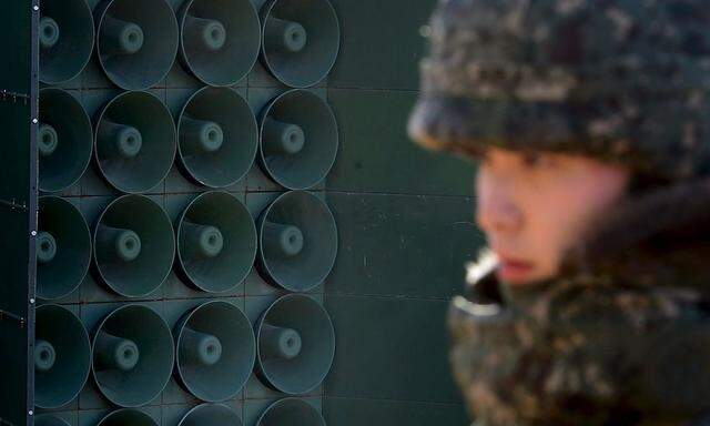 Südkoreanischer Soldate steht bei den Lautsprechern