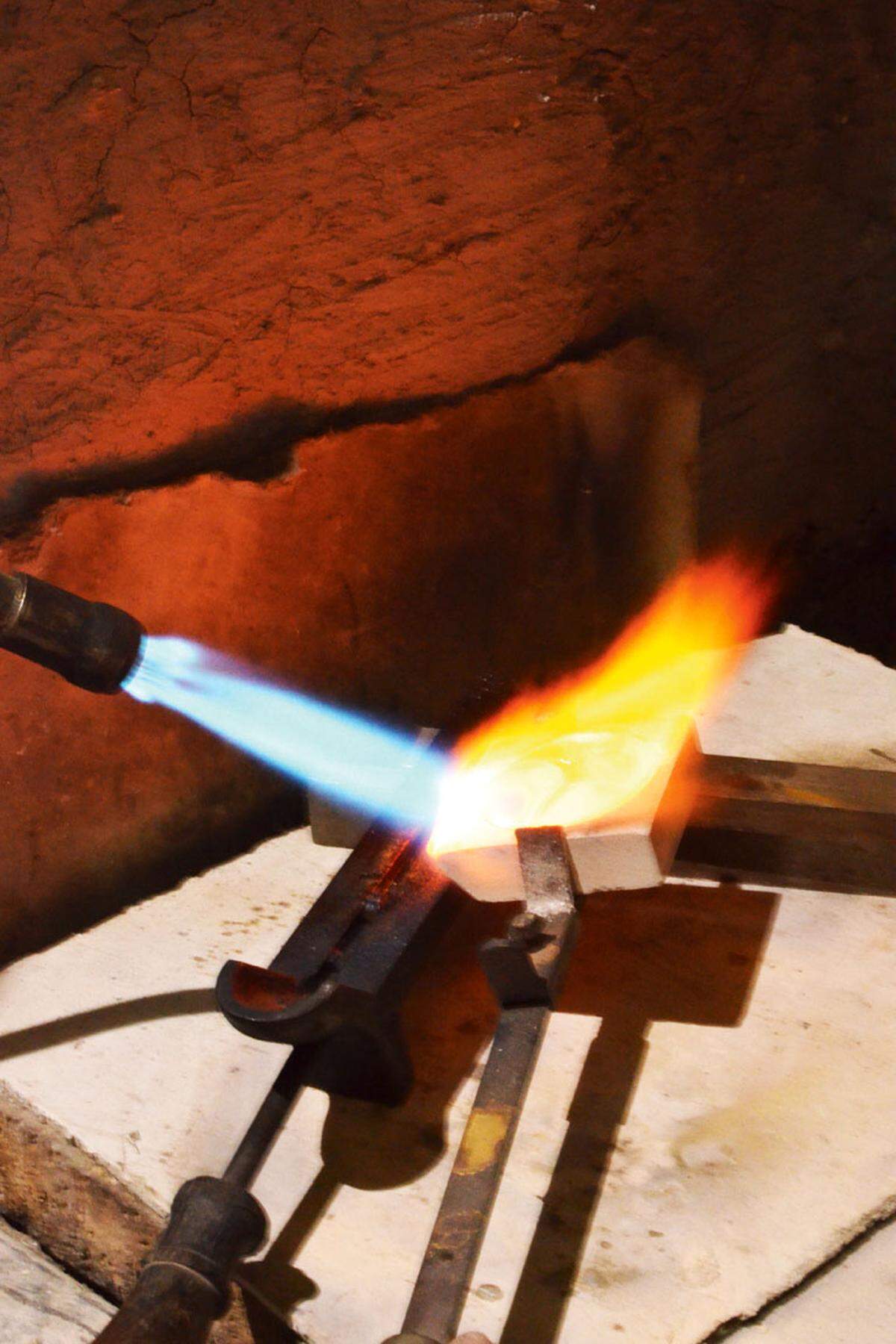 Mit der Flamme wird das Metall auf die gewünschte Temperatur gebracht.