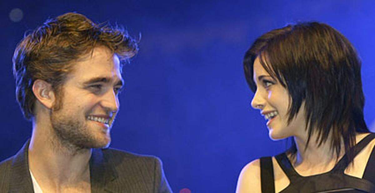 Am liebsten dichtet man Pattinson natürlich eine Liaison mit Co-Star Kristen Stewart an. Von heimlichen Treffen über Verlobung bis zur möglichen Schwangerschaft lässt die Gerüchteküche nichts aus. Stewart spielt in der "Twilight"-Serie die weibliche Hauptrolle: Als Mädchen Bella Swan verliebt sie sich in einen Vampir.