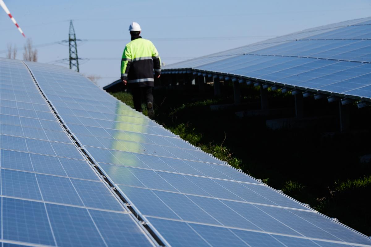 Österreichs größter Energiekonzern ist bekannt für seine Raffinerie in Schwechat (Mitte), die betriebene Fotovoltaikanlage in Schönkirchen-Reyersdorf (l.) kennen nur wenige. Aber auch für chemische Recyclinganlagen zur Rückgewinnung von Öl aus Kunststoff steht die OMV.