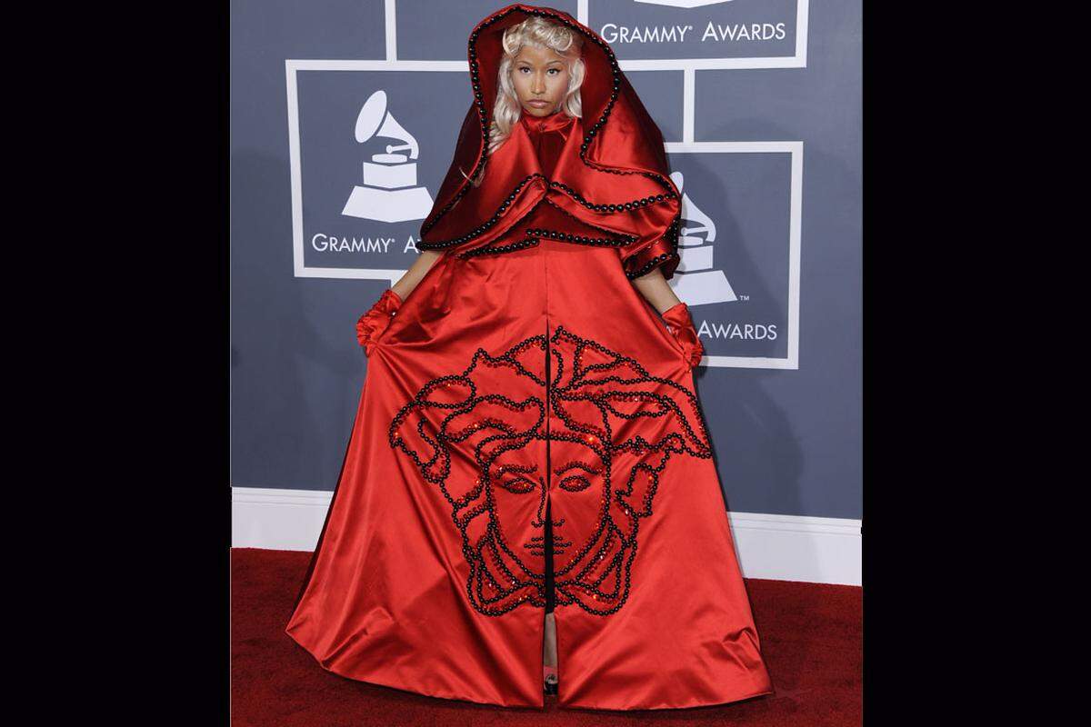 Eine Sache kann Nicki Minaj nicht ausstehen: Wenn man sie als ´schwarze Lady Gaga´ bezeichnet. Um zu provozieren ist ihr aber kein Mittel zu billig. Bei den Grammys performte sie mit einem Fake-Papst im Schlepptau den Exorzismus von Roman, ihrem Alter Ego. Ganz schön gaga.