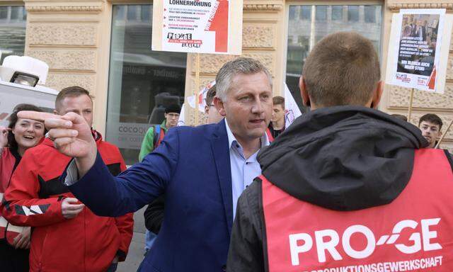 Der Chefverhandler der Gewerkschaften Reinhold Binder (PRO-GE) stimmt seine Kollegen auf Streik ein. 